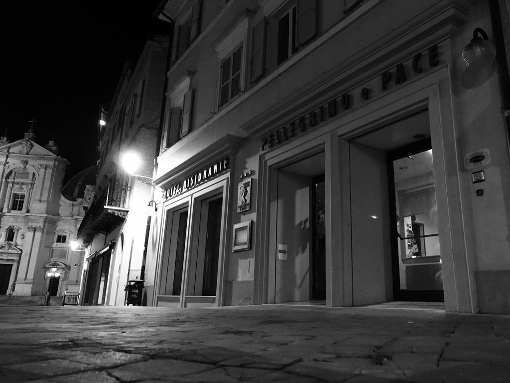 Hotel Pellegrino E Pace Loreto Exterior photo