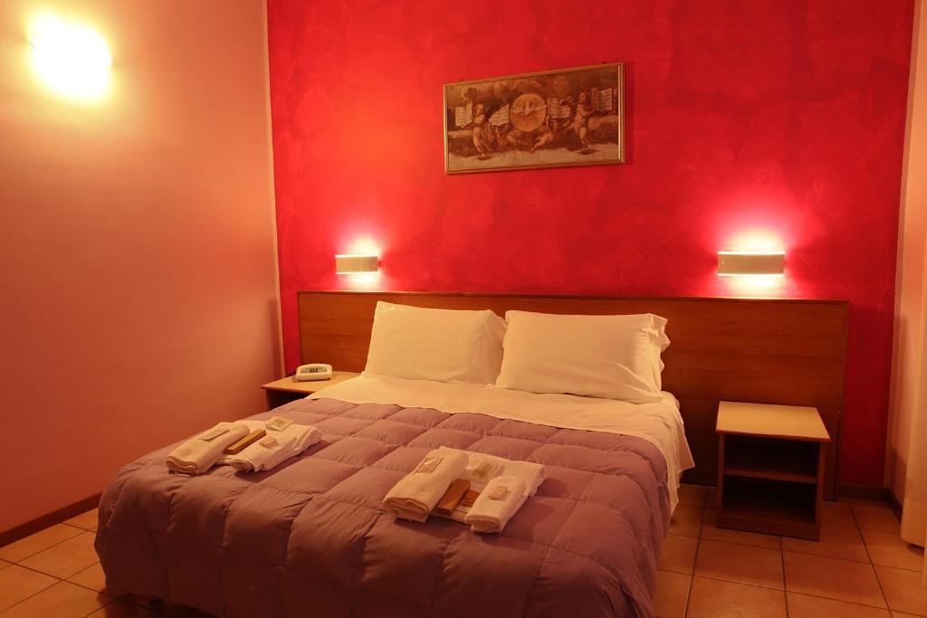 Hotel Pellegrino E Pace Loreto Exterior photo