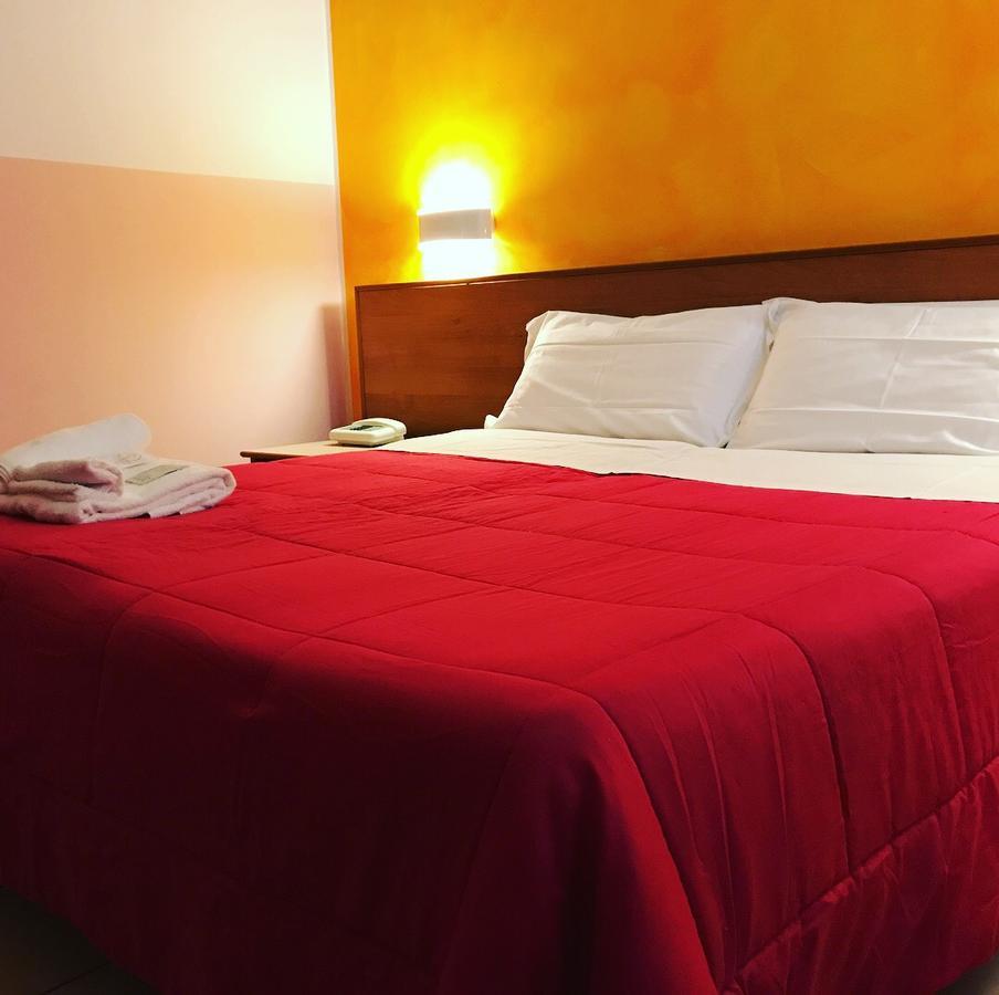 Hotel Pellegrino E Pace Loreto Exterior photo